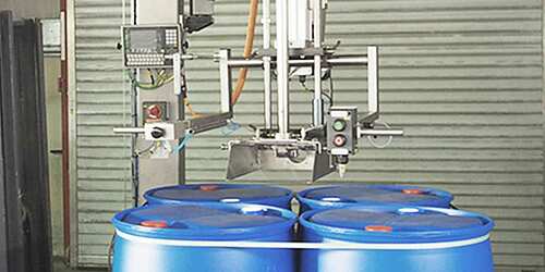 Mehrere Leergebinde werden auf Paletten teilautomatisiert befüllt