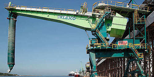 Schiffsbelader am Hafen von Danzig