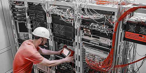 Elekrotechniker diagnostiziert Problem am Schaltschrank