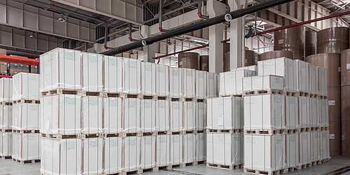 Papierlagerung auf Paletten